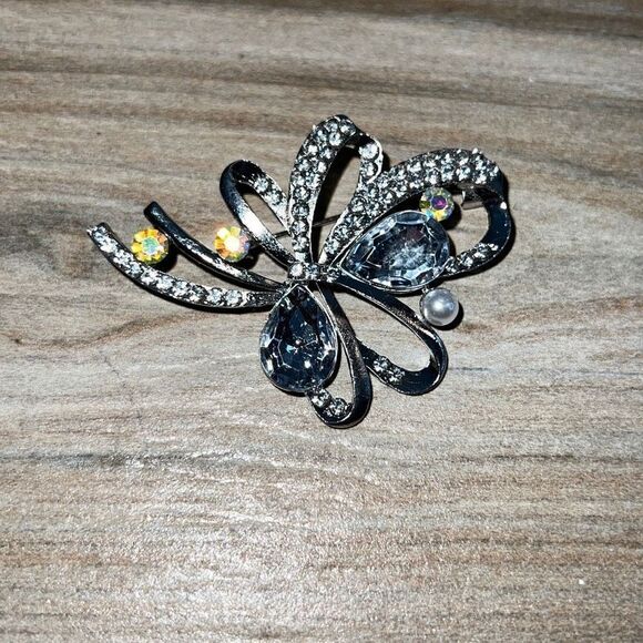 Crystal Floral Bow Brooch With Pearl Beads Silver Tone NWT - Picture 1 of 8